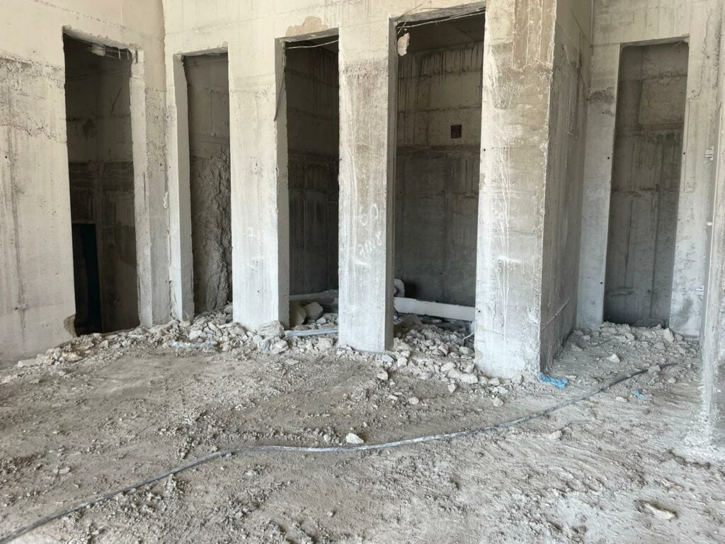 ניסור קירות בטון בגובה 4 מטר בשטח מסחרי באשדוד